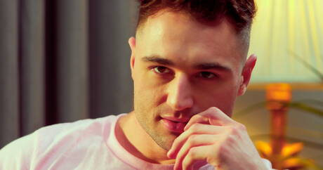 O musculoso britânico Michael Boston e o musculoso latino Joseph Castlian em uma foda anal gostosa ao ar livre