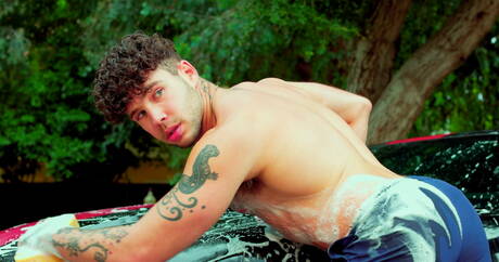 Brytyjski muskularny Michael Boston i latynoski muskularny Joseph Castlian w gorącej akcji ruchania w tyłek na zewnątrz