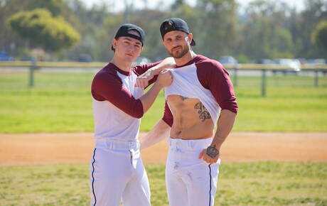 Leuke Amerikaanse vrienden superstud Masyn Thorne en bodybuilder Blain Oconnor neuken kont na het zuigen van een pik in de buitenlucht