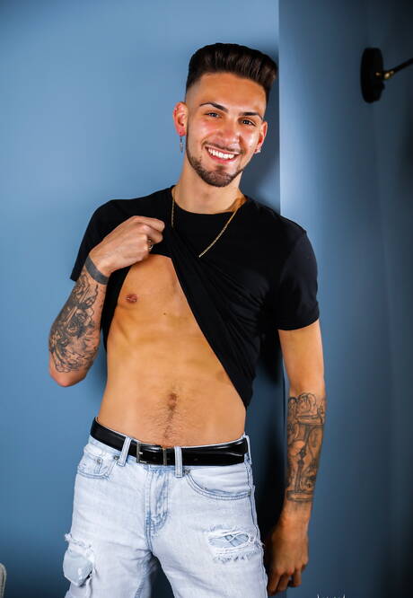 Zwei amerikanische Typen, der junge Liam Skye und der haarige Hengst Andrew Miller, lutschen und ficken sich gegenseitig