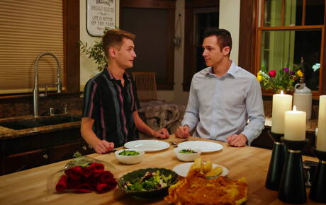 Dwóch amerykańskich facetów, młody Trevor Harris i młody Jayden Marcos, ruchają się w tyłek na zewnątrz