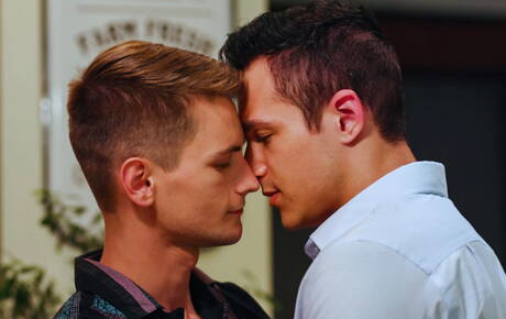 Dwóch amerykańskich facetów, młody Trevor Harris i młody Jayden Marcos, ruchają się w tyłek na zewnątrz