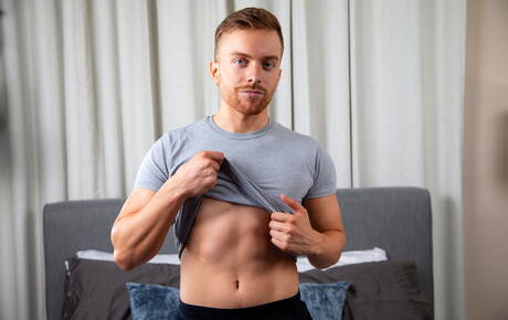 De goed gebouwde Amerikaanse sterren Damien White en de jonge Nick Thompson neuken elkaars kont na het zuigen