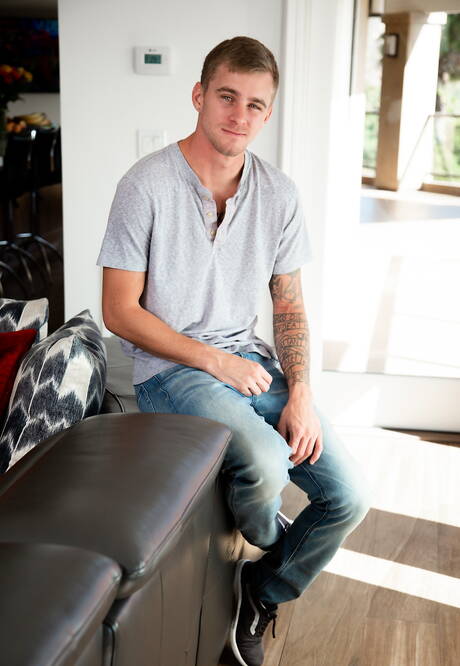 2人のアメリカ人少年ライアン・ジョーダンとイケメンのジュリアン・ベルが熱い同性愛シーンに出演