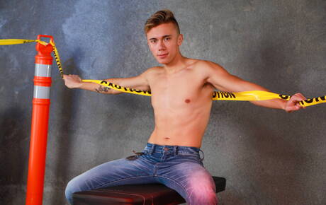 Seksowni Amerykanie, dobrze zbudowany Roman Todd i młody Carter Delrey w gorącym seksie analnym