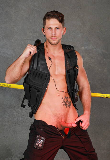 Les Américains sexy, le bien bâti Roman Todd et le jeune Carter Delrey dans le sexe anal torride