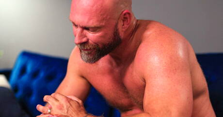 El oso gay estadounidense Killian Knox y el supersemental Asher Day se follan el culo después de una mamada al aire libre