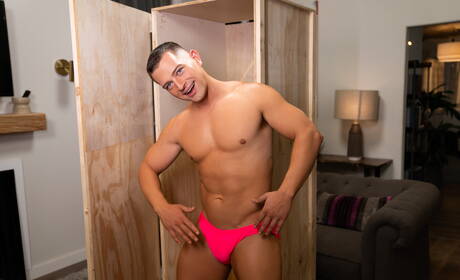 美國好哥們大力士Johnny Donovan和帥氣小鮮肉Troye Dean在口交後操屁股