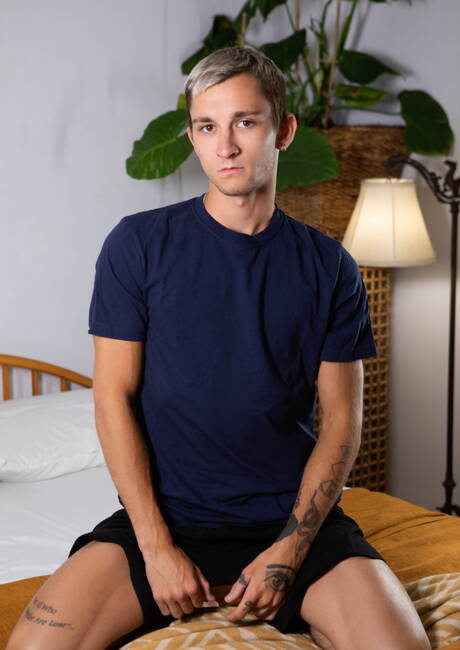 De knappe Amerikaanse jongen Theo Brady en de harige Franse hengst Olivier Robert zuigen en neuken elkaar