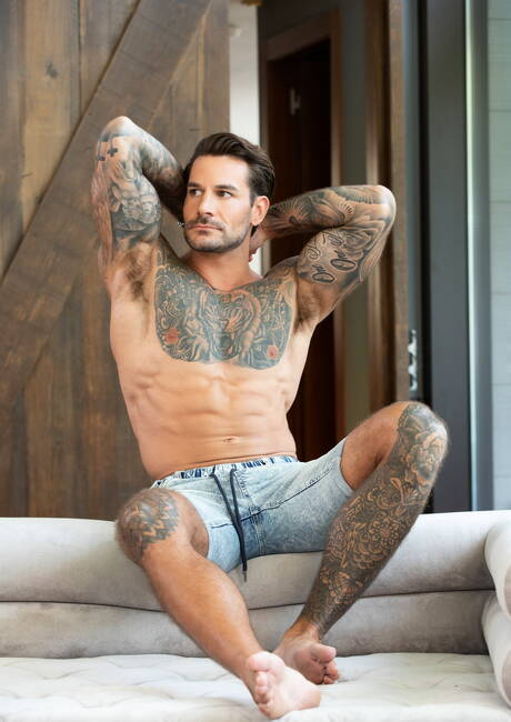 Der starke amerikanische Bulle Papi Kocic und der Hengst Javi Gray ficken den Arsch, nachdem sie einen Schwanz gelutscht haben