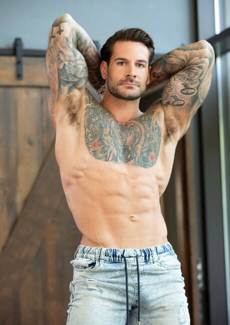 Der starke amerikanische Bulle Papi Kocic und der Hengst Javi Gray ficken den Arsch, nachdem sie einen Schwanz gelutscht haben