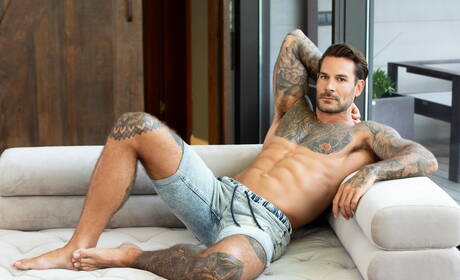 Der starke amerikanische Bulle Papi Kocic und der Hengst Javi Gray ficken den Arsch, nachdem sie einen Schwanz gelutscht haben