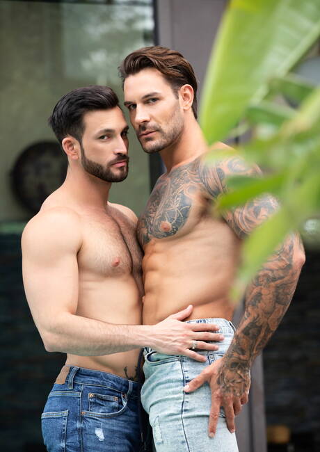 Der starke amerikanische Bulle Papi Kocic und der Hengst Javi Gray ficken den Arsch, nachdem sie einen Schwanz gelutscht haben