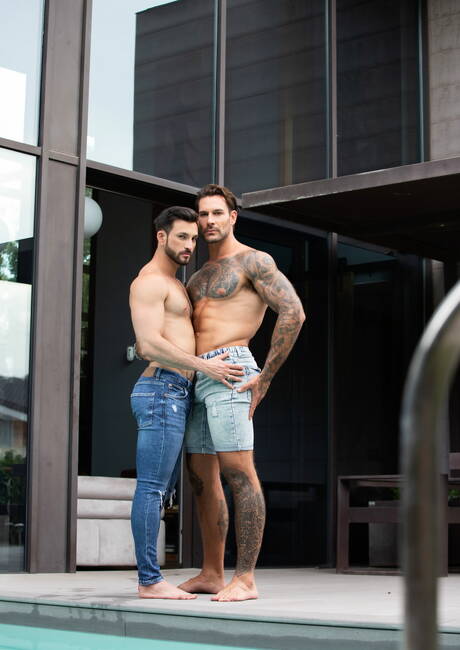 Der starke amerikanische Bulle Papi Kocic und der Hengst Javi Gray ficken den Arsch, nachdem sie einen Schwanz gelutscht haben