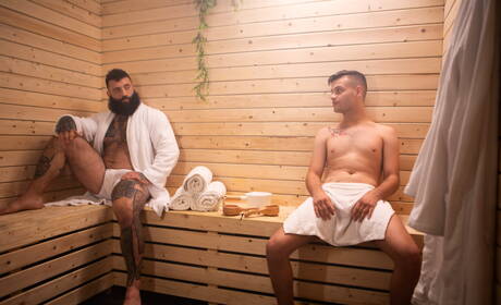 加拿大熟男 Markus Kage 和美國帥哥 Ryan Bailey 吸吮雞巴後操屁股