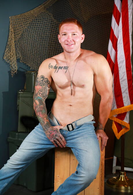 強壯的 Dereck Defendi 和壯碩的 Jeremiah Cruze 鑽屁股