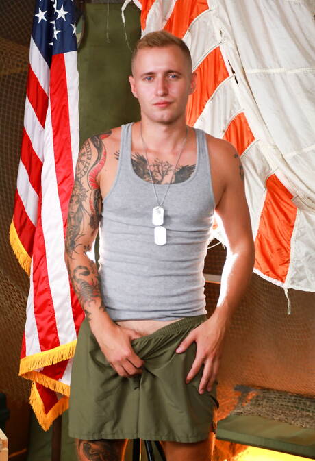 Il muscoloso Dereck Defendi e il manzo Jeremiah Cruze perforano un culo