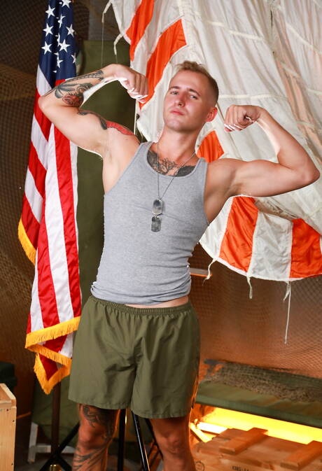 強壯的 Dereck Defendi 和壯碩的 Jeremiah Cruze 鑽屁股