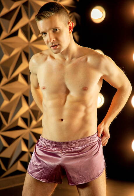 Beefcake Xtian Wolf e lo stallone Serg Shepard scopano il culo dopo aver succhiato il cazzo