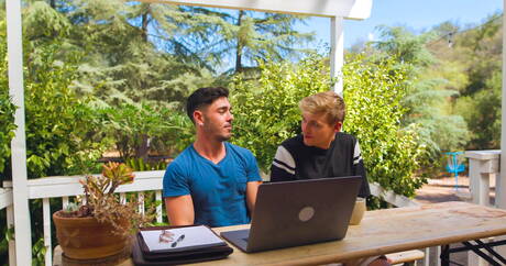 Next Door Studios: 性感的美國小伙子 Jack Bailey 和粗壯的 Nico Coopa 在淋浴時吸吮雞巴後操弄屁股