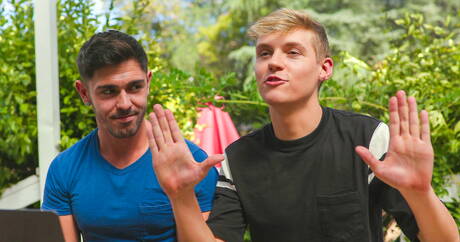 ホットなアメリカ人の若い男ジャック・ベイリーとハスキーな男ニコ・クーパがシャワーでチンコをしゃぶった後にアナルファック