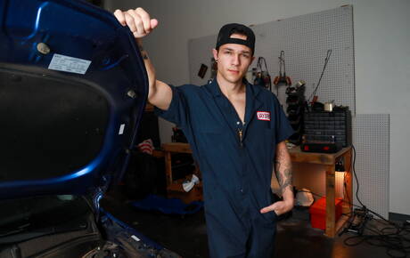 2人のアメリカ人の少年、タフガイのダコタ・ペインとイケメンのジェイデン・マルコスがハードなアナルセックスをする