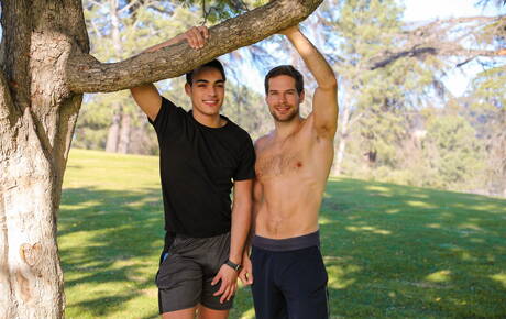 Dobrze zbudowany Amerykanin David Skylar i ogier Sebastian Sky w gorącym seksie analnym na świeżym powietrzu