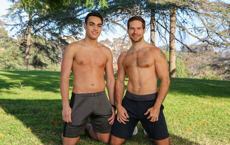 Dobrze zbudowany Amerykanin David Skylar i ogier Sebastian Sky w gorącym seksie analnym na świeżym powietrzu