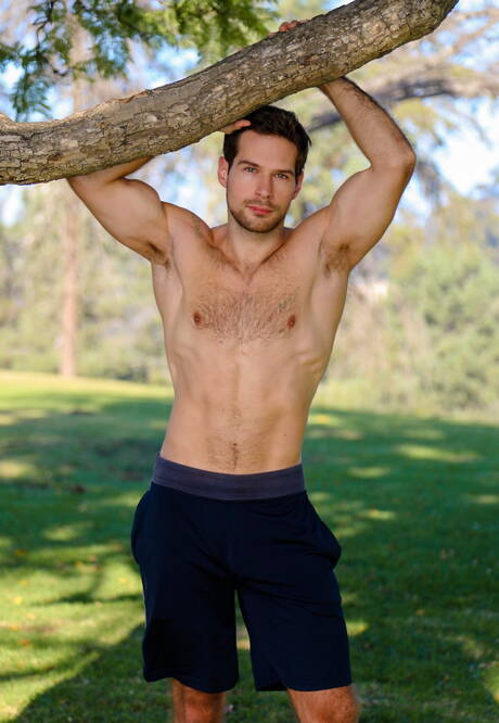 Dobrze zbudowany Amerykanin David Skylar i ogier Sebastian Sky w gorącym seksie analnym na świeżym powietrzu