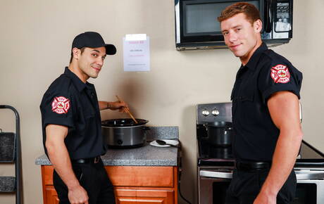 Os americanos gostosos, o gostosão Justin Matthews e o garanhão peludo Andrew Miller fazem sexo de casal na cozinha