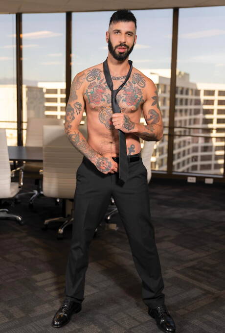 性感男團 Romeo Davis、Chris Damned 和 Beau Butler 在泳池裡激情互懟