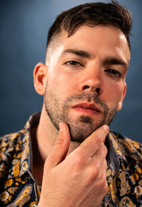 Nette amerikanische Jungs, der schöne Junge Jayden Marcos und der Otter Julian Brady posieren nackt am Pool