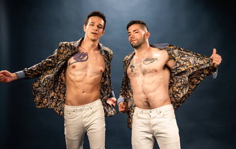 Nette amerikanische Jungs, der schöne Junge Jayden Marcos und der Otter Julian Brady posieren nackt am Pool