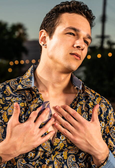 Nette amerikanische Jungs, der schöne Junge Jayden Marcos und der Otter Julian Brady posieren nackt am Pool