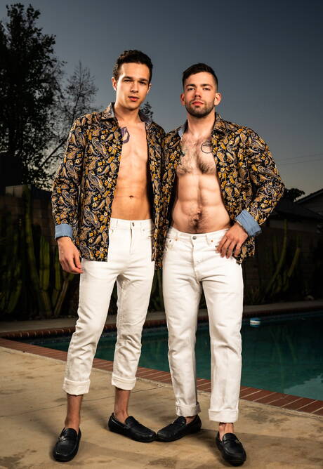 Nette amerikanische Jungs, der schöne Junge Jayden Marcos und der Otter Julian Brady posieren nackt am Pool