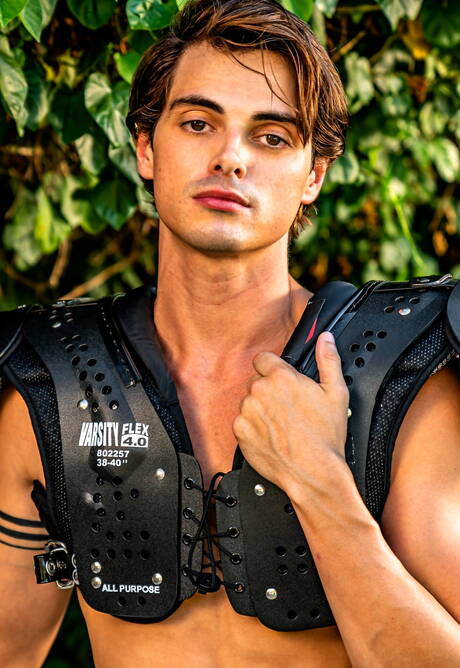 Well-built Derek Kage and hunk Ben Masters have a good sex outside