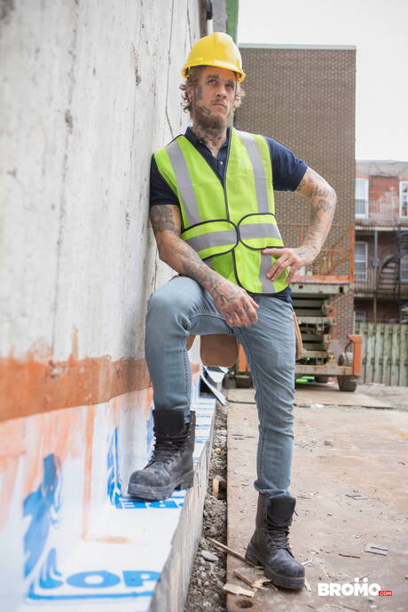 Bo Sinn fuck young stud Benjamin Blue after hard working day