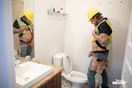 Bo Sinn fuck young stud Benjamin Blue after hard working day