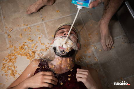 De gespierde Bo Sinn en de gespierde Alex Montenegro hebben goede seks in de keuken