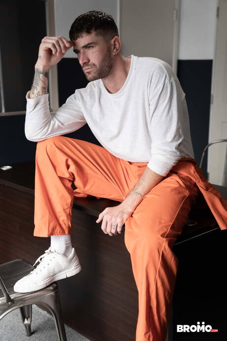 Il ragazzo husky di colore Adrian Hart e lo stallone francese Chris Damned fanno un bel sesso interrazziale