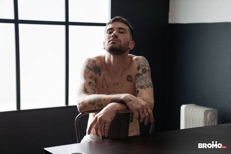 Czarny husky Adrian Hart i francuski ogier Chris Damned uprawiają dobry międzyrasowy seks