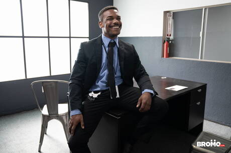 Czarny husky Adrian Hart i francuski ogier Chris Damned uprawiają dobry międzyrasowy seks