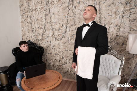 Les stars du porno tchèques musclées Denny Chris et le gars costaud Simon Best se sont baisés