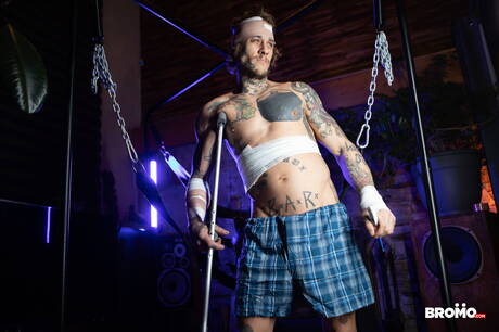 加拿大超級帥哥 Bo Sinn 和加拿大年輕人 Marco Bianchi 進行了一場精彩的拳交肛交