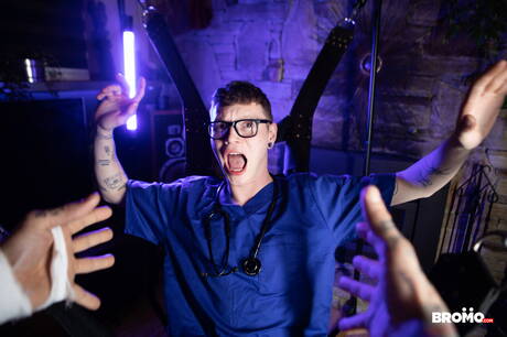 加拿大超級帥哥 Bo Sinn 和加拿大年輕人 Marco Bianchi 進行了一場精彩的拳交肛交