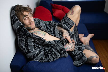 Der gut gebaute Kanadier Bo Sinn und der junge Kanadier Ryan Jacobs lutschen und vögeln sich gegenseitig