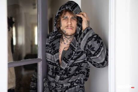 Der gut gebaute Kanadier Bo Sinn und der junge Kanadier Ryan Jacobs lutschen und vögeln sich gegenseitig