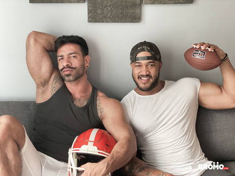 Die muskulösen Ebenholz-Typen Jason Vario und Mateo Zagal ficken nach dem Schwanzlutschen