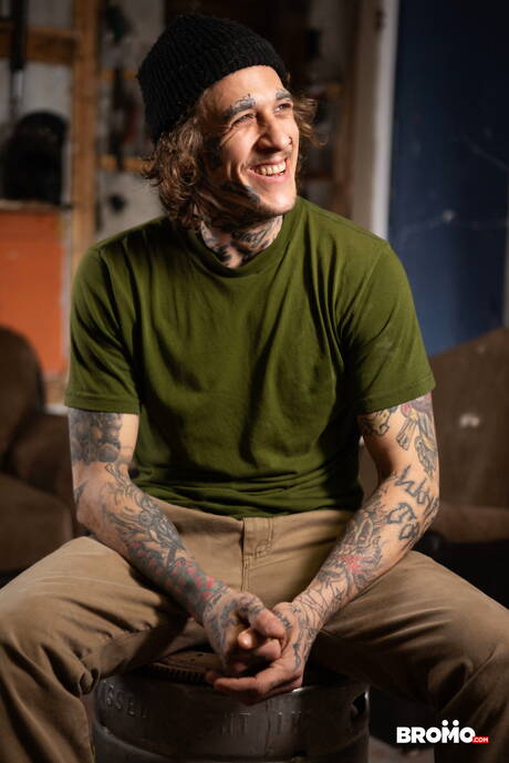 Bromo: Canadian beefy Bo Sinn and canadian twink Edward Terrant fuck after dick sucking