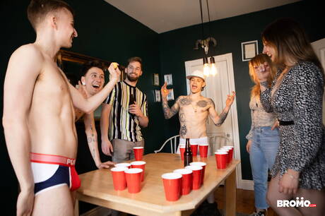 加拿大帥哥Ryan Jacobs和加拿大帥哥Sunny D互相幹了起來